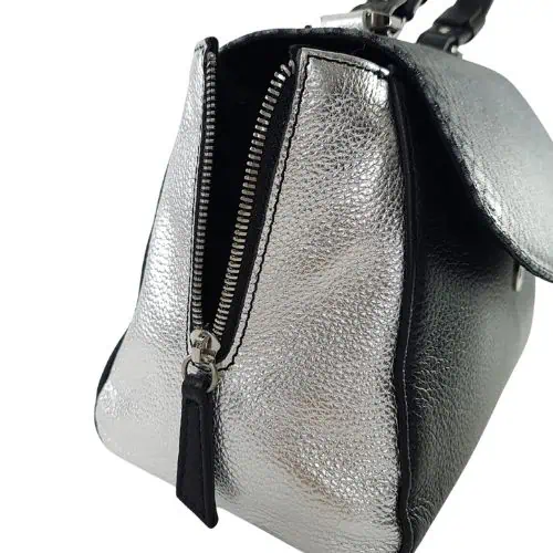 leather-bag-black-ディテール 黒と銀の牛革ハンドバッグのビュー