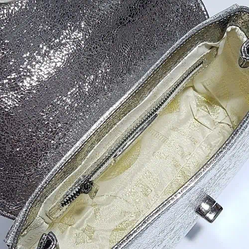 光沢のある牛革バッグ